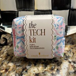 Simply Southern Floral Tech Kit in Blue and Pink